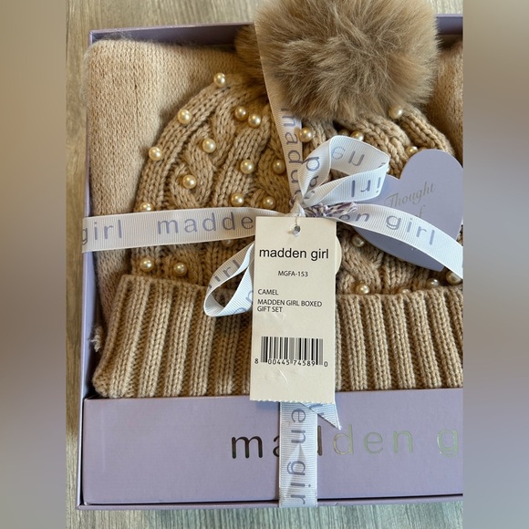 Madden Girl Beige Boxed gift set faux fur hat with Pearl Accents and scarf NEW! - Picture 4 of 4